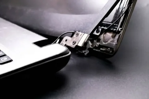 HP Laptopta Menteşe Kırılması